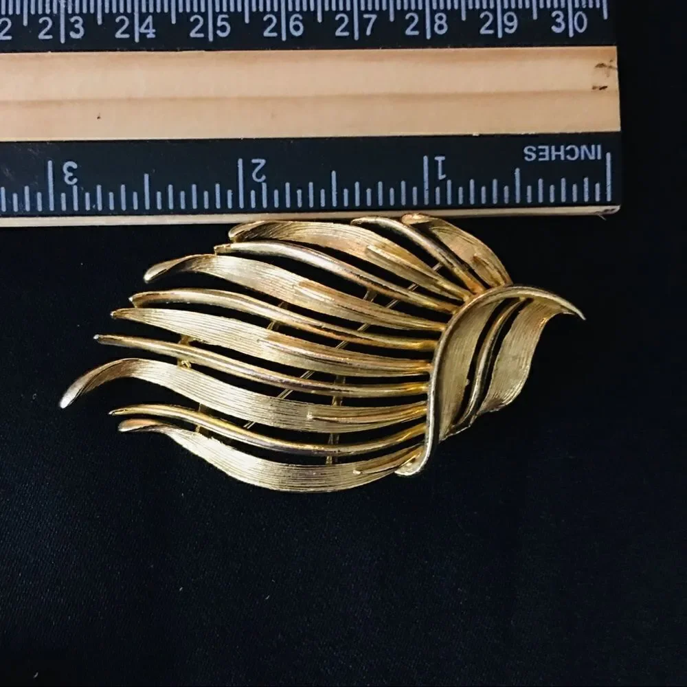 Vintage LISNER Brushed Matte Flower Leaf Brooch 4265